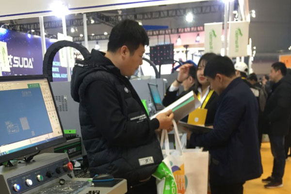 仔细阅读得马产品 仔细阅读得马产品