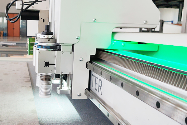 得马高速裁切机侧面